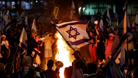 Reuters Israelis protest after Prime Minister Benjamin Netanyahu sacked Defence Minister Yoav Gallant, in Tel Aviv, Israel (5 November 2024)