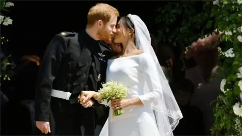 PA harry and meghan kiss