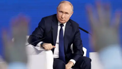 Reuters Președintele rus Vladimir Putin participă la o întâlnire cu cei apropiați pentru alegerile din 2024 la Gostiny Dvor la Moscova
