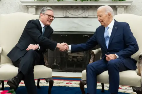 Getty Images Sir Keir Starmer shares a handshake with Joe Biden at the Oval Office in the White House on 10 July 2024