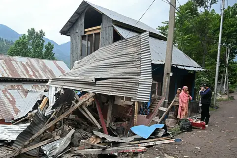 Via AFP, local residents stood outside Srinagar, on May 9, 2025, in a distance of 100 km from Srinagar to evacuate the village of Uri in the village of Lagama. 