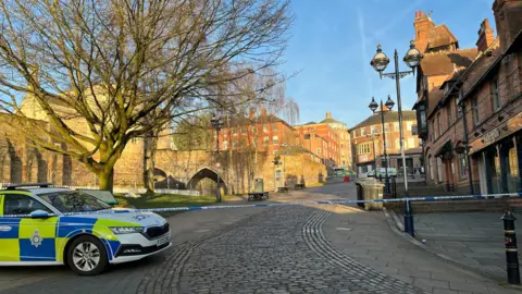 BBC Cordon polisi di sekitar Kastil Nottingham.