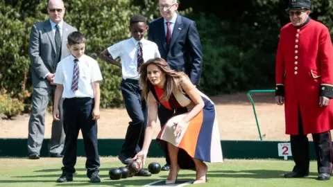 EPA Melania meets Chelsea pensioners and schoolchildren July 2018