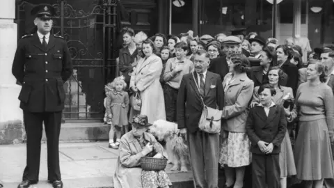 Getty Images A crowd gathers to watch the witnesses arrive for the opening of the trial of John George Haigh