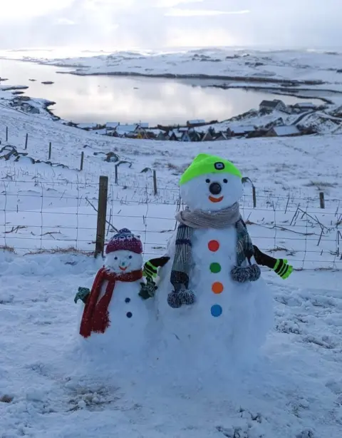 Banana/BBC Weather Watchers Snowmen at Stebbligrind, Shetland