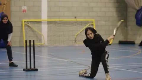 Samreen Samreen playing cricket