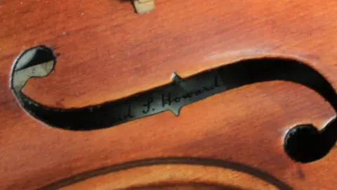 Sam Sweeney Violin label/mark