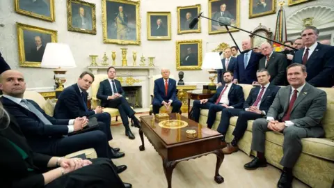 Presiden EPA AS Donald Trump (CR) dan Sekretaris Jenderal NATO Mark Rutte (CL) dengan Wakil Presiden AS JD Vance (3R) dan Sekretaris Pertahanan AS Pete Hegseth (2R) selama pertemuan mereka di Kantor Oval Gedung Putih di Washington, DC, AS, 13 Maret 2025.