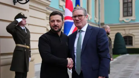 Getty Images Ukrainian President Volodymyr Zelensky poses with UK Prime Minister Keir Starmer in Kyiv