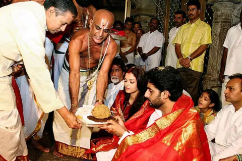 Getty Images El templo Tirupati es visitado regularmente por celebridades. Esta foto muestra a las estrellas de Bollywood Aishwarya Rai y Abhishek Bachchan en el templo tres días después de su boda en 2007. También se ven Amitabh Bachchan y el industrial Anil Ambani.