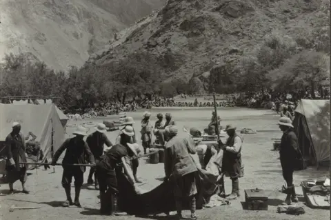 Kamp Dag Abruzzi di Tolti, Karakoram Himalayas Silver Gelatin Print yang Dipasang di Kartu, 1909