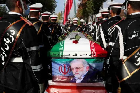 Reuters Iranian troops hold Mohsen Fakhrizadeh's coffin at a funeral ceremony in Tehran (30 November 2020)