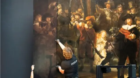 Rijksmuseum/Reinier Gerritsen The new sides being mounted next to the original painting