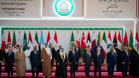 Arab EPA leaders are presented to obtain a collective photo at the Arab League summit in emergency situations in Cairo, Egypt (4 March 2025)