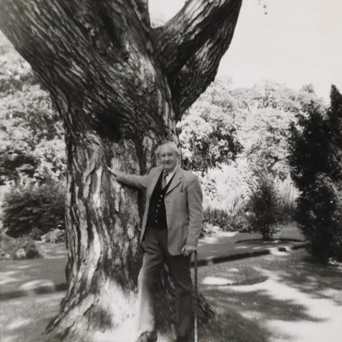 The Tolkien Trust 1977 Tolkien in Botanic Garden