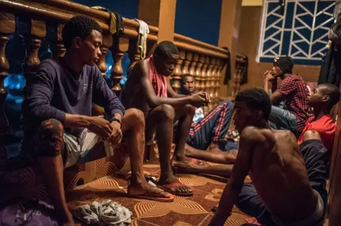 Olivia Acland The group discuss routines