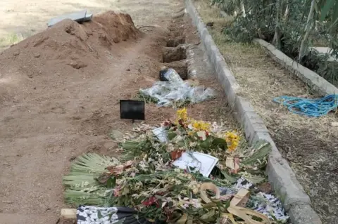 BBC Freshly drug graves at Khavaran cemetery in south-eastern Tehran, Iran