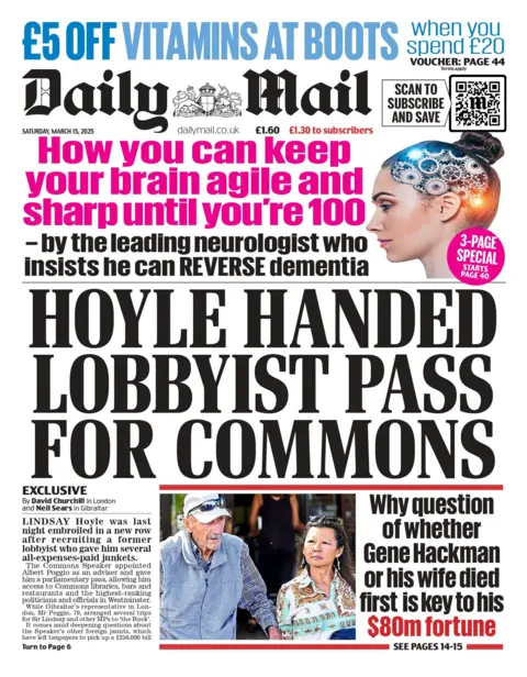 Hoyle menyerahkan lobbyist pass for commons, membaca Daily Mail Lead  