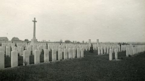 Back from the Front: Tracking down WW1 grave markers - BBC News