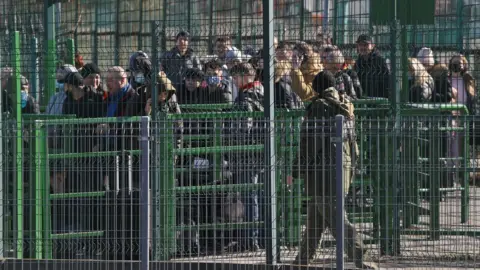 Reuters Crowd at Ukraine-Poland border