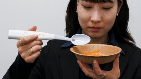woman using electric spoon