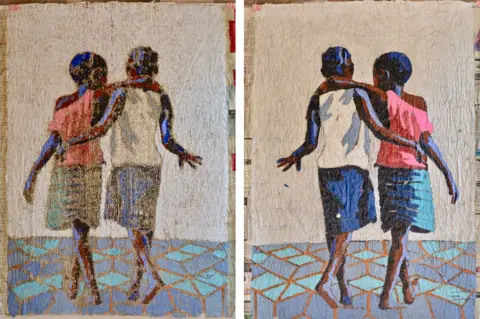 Stary Mwaba Título: Ba Bili. Medio: acrílico en periódico perforado. Las pinturas reflejadas de dos chicas con faldas y camisetas azules (una blanca, una rosa) con la espalda al espectador y caminando con los brazos alrededor del otro a lo largo de un piso azul. El fondo sobre el piso es blanco.