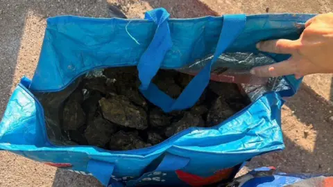 Hampshire Constabulary A blue cooler bag loaded with oysters