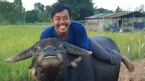 Facebook/สุรัตน์ แผ้วเกตุ Surat with Thong Kham