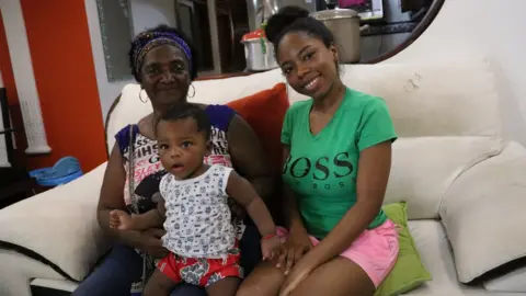 Steven Grattan Helen González with her child and Deliciana Hurtado