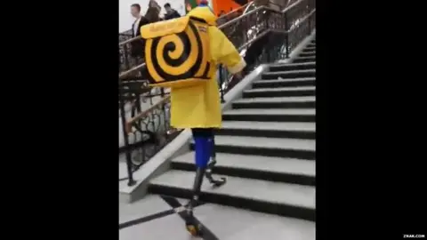 Znak.com Mikhail Astashov carrying food delivery