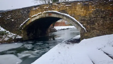 Pete Young Oxford Canal frozen
