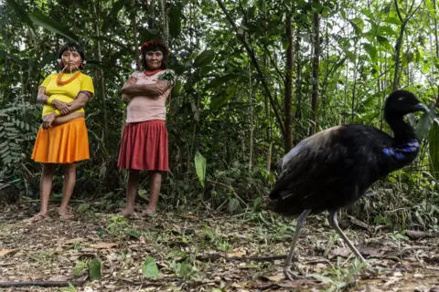 ROGÉRIO ASSIS Two women pose for the camara in the Waikas community