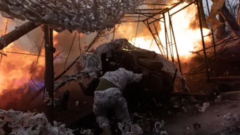 Getty Images Ukrainian artillery near Bakhmut