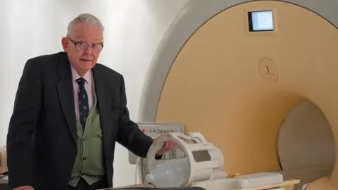 University of Nottingham Professor Sir Peter Mansfield