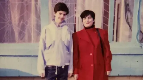 Family photo Viktor and his mother in Donetsk in 2000