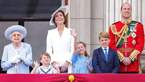 Getty Images The Queen with the Duke and Duchess of Cambridge and their children