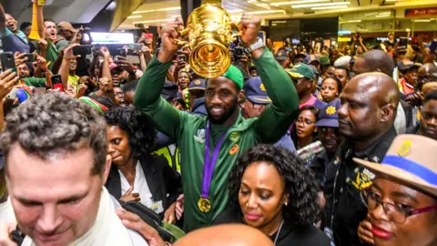 Getty Images Siya Kolisi at Johannesburg airport