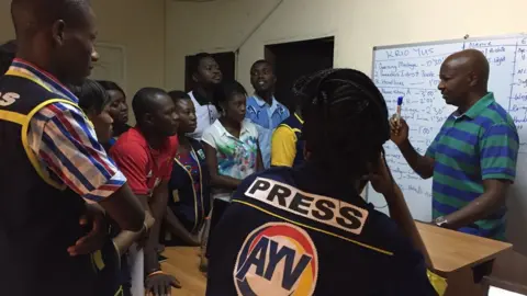 BBC journalist Joseph Warungu training young Sierra Leonean journalists