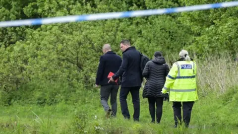 SnapperSK Police officers at scene