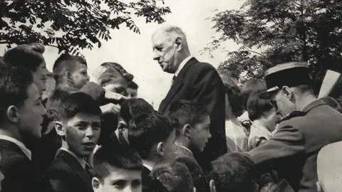 Orpheopolis De Gaulle visits Orpheopolis