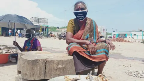 के सरवनन तमिलनाडु के कट्टुपल्ली के एक बाजार में एक महिला मछली विक्रेता