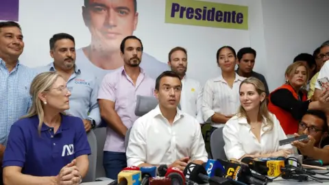 Reuters Ecuadorean presidential candidate Daniel Noboa (centre) at a briefing in Guayaquil. Photo: 20 August 2023