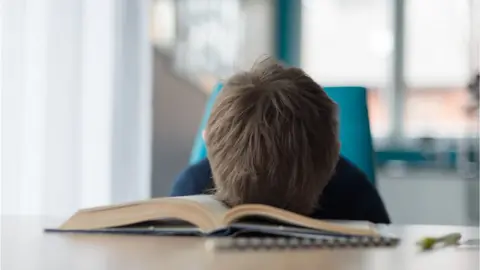 djedzura child puts head on book