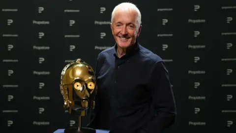 Propstore Anthony Daniels with the character's head
