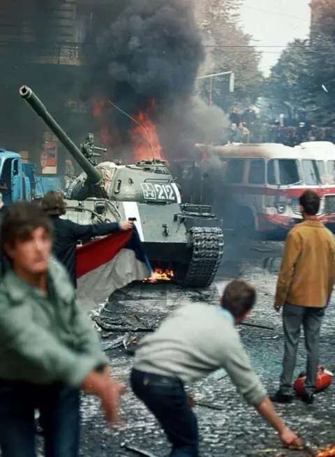 AFP Czechs burning tank, 21 Aug 68