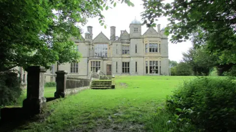 Bill Kasman/Geograph Falkland House