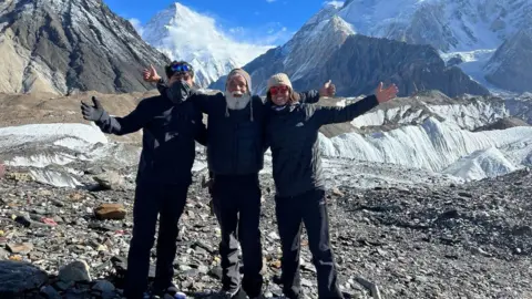 Saadat Mumtaz A family on K2