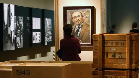 Getty Images A visitor looks at a painting at the 'Looting and Restitution' ('Raub und Restitution') exhibition at the Jewish Museum on September 18, 2008 in Berlin, Germany. The exhibition detailed the looting of Jewish art collections and household objects by the Nazi regime before and during the Second World War. and the various institutions put in place to find and return the looted goods.