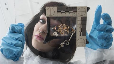 Forensic jeweller unravels secrets of the dead - BBC News