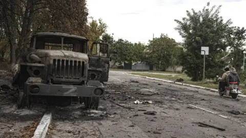 Getty Images A wrecked Russian military vehicle abandoned after Ukrainian troops liberated the town of Balakliya, Ukraine, 11 September 2022